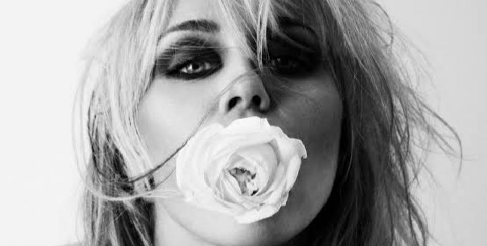 Miley Cyrus: Νέα εποχή με το «Bass Persuades» – Γιατί κρατά πλέον μόνο το «Miley»