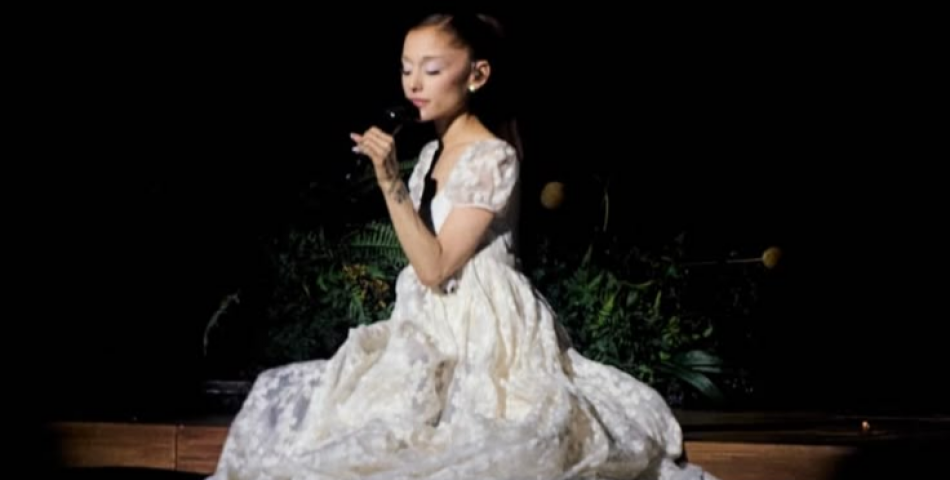 Η Ariana Grande συγκίνησε στο Λονδίνο με το αφιέρωμά της στη Dolly Parton