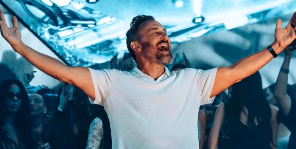 Ο David Guetta γράφει ιστορία ως ο κορυφαίος DJ στον κόσμο για έκτη φορά
