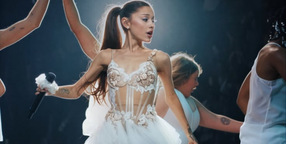Ariana Grande: Στη σκηνή με επίδεσμο και flat παπούτσια μετά από τραυματισμό – «Μπορεί να δυσκολεύομαι λίγο να πατήσω το πόδι»