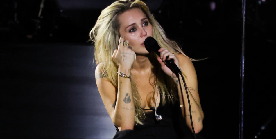 Miley Cyrus: Η συγκινητική αφιέρωση στη Dolly Parton που τη λύγισε στη σκηνή