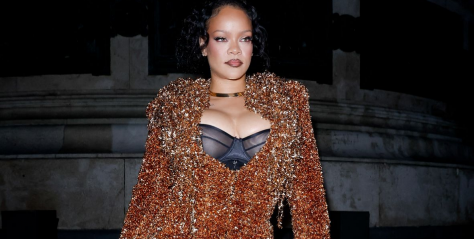 Rihanna: Η εκρηκτική εμφάνιση που έκανε στην πρώτη μέρα της Εβδομάδας Μόδας του Παρισιού