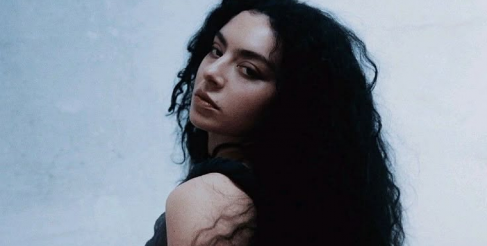 Charli XCX παρουσιάζει το νέο άλμπουμ της στους κινηματογράφους πριν από την κυκλοφορία του