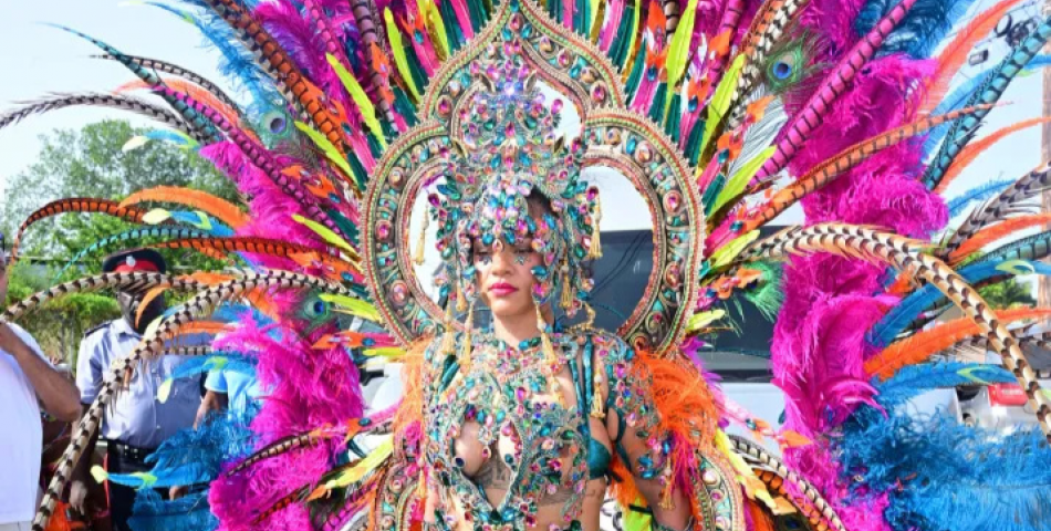 ​  Rihanna εντυπωσίασε στο Crop Over 2026 με μία εκρηκτική εμφάνιση γεμάτη χρώμα, φτερά και πολύτιμες πέτρες