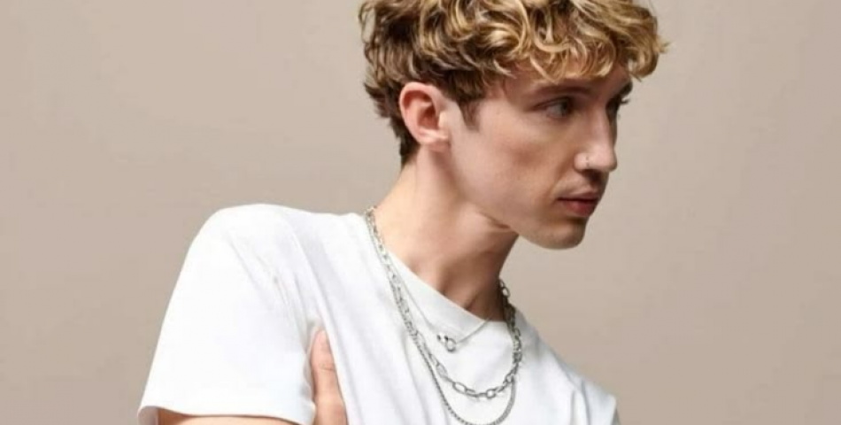 Troye Sivan: Η Charli xcx, η Ariana Grande και η Lily-Rose Depp πίσω από το «She’s The Best»