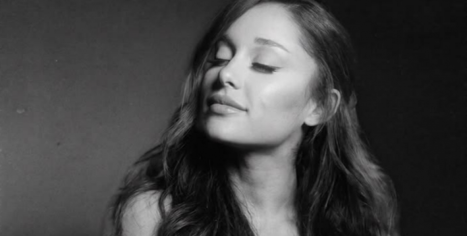 Ariana Grande: Νέα αποσπάσματα από το «Petal» αποκαλύπτουν τη συναισθηματική ταυτότητα του άλμπουμ