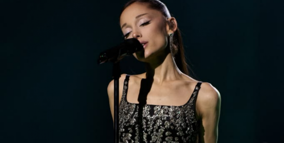 Η Ariana Grande δεν λύγισε από την τεχνική βλάβη στη σκηνή – Συνέχισε το show με τη βοήθεια των fans
