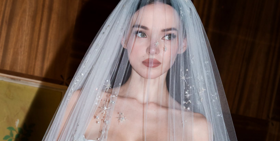 Dove Cameron: Η τελευταία πρόβα του εντυπωσιακού Valentino νυφικού της στη Ρώμη