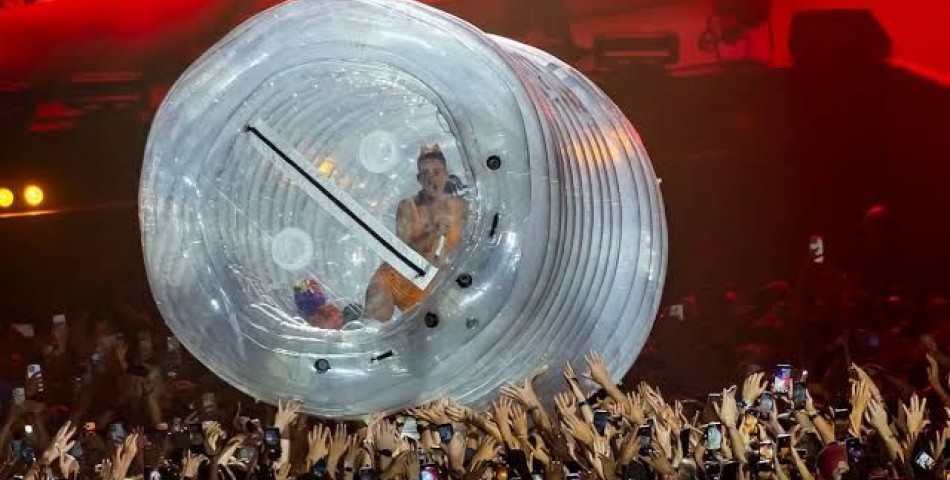 Katy Perry: «Εγκλωβισμένη» μέσα σε τεράστιο μπουκάλι όταν το κοινό την έστειλε… προς τη λάθος κατεύθυνση