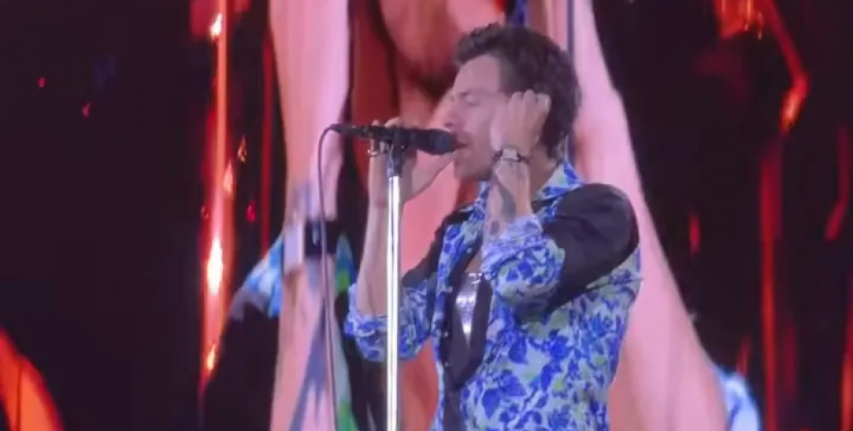 Harry Styles: Συγκίνησε το Wembley με φόρο τιμής στους One Direction και στον Liam Payne μετά το ιστορικό του ρεκόρ