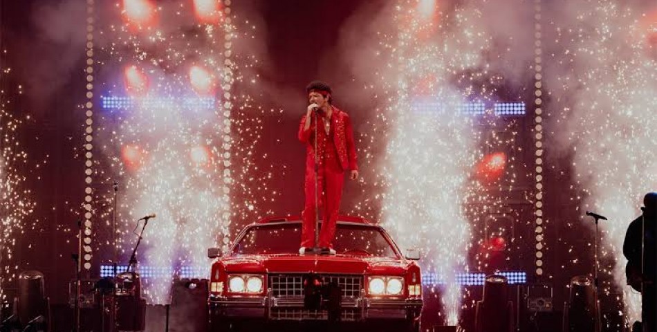 Bruno Mars: Το «The Romantic Tour» αποδεικνύει γιατί παραμένει ένας από τους κορυφαίους showmen της εποχής